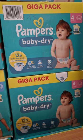 Lot de 2 cartons de couches pampers T4
