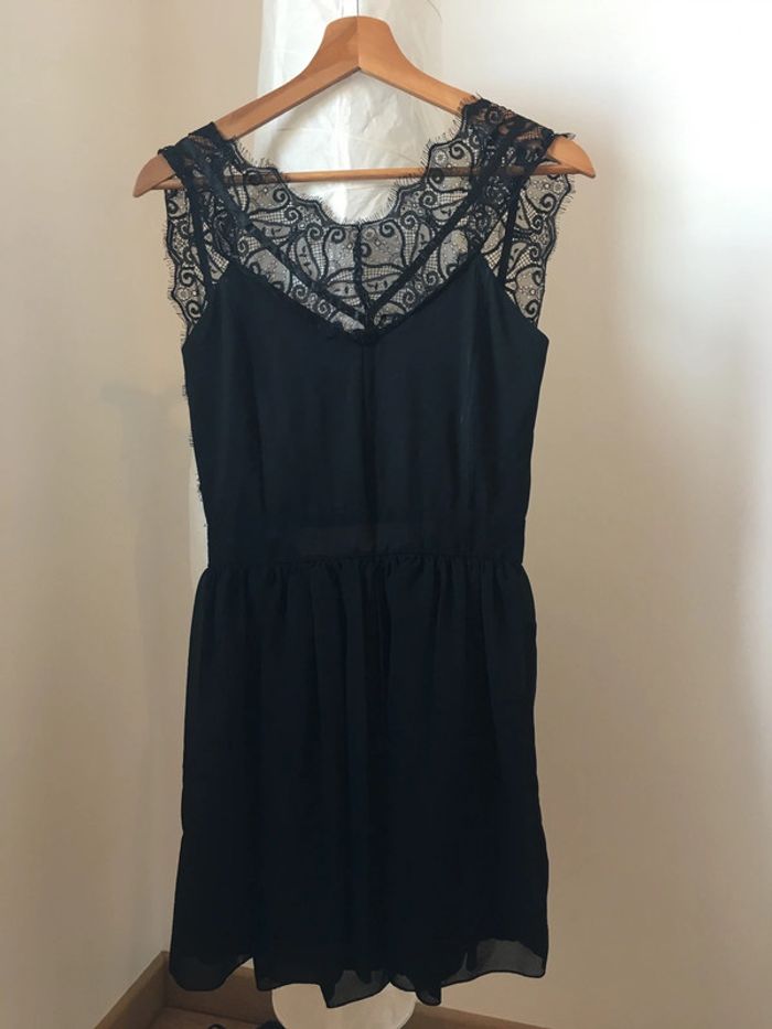 Petite robe noire dentelle dos nu