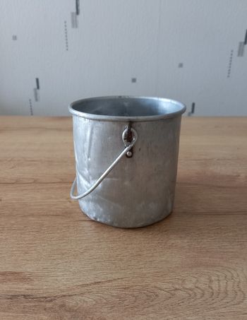 Timbale ancienne en aluminium.