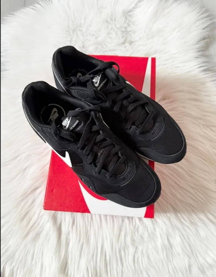 Nike Venture Runner – Taille 44,5 – noir/blanc – Neuf avec étiquette - photo numéro 8