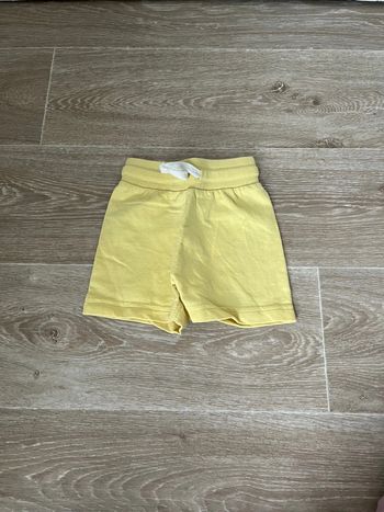 Short jaune