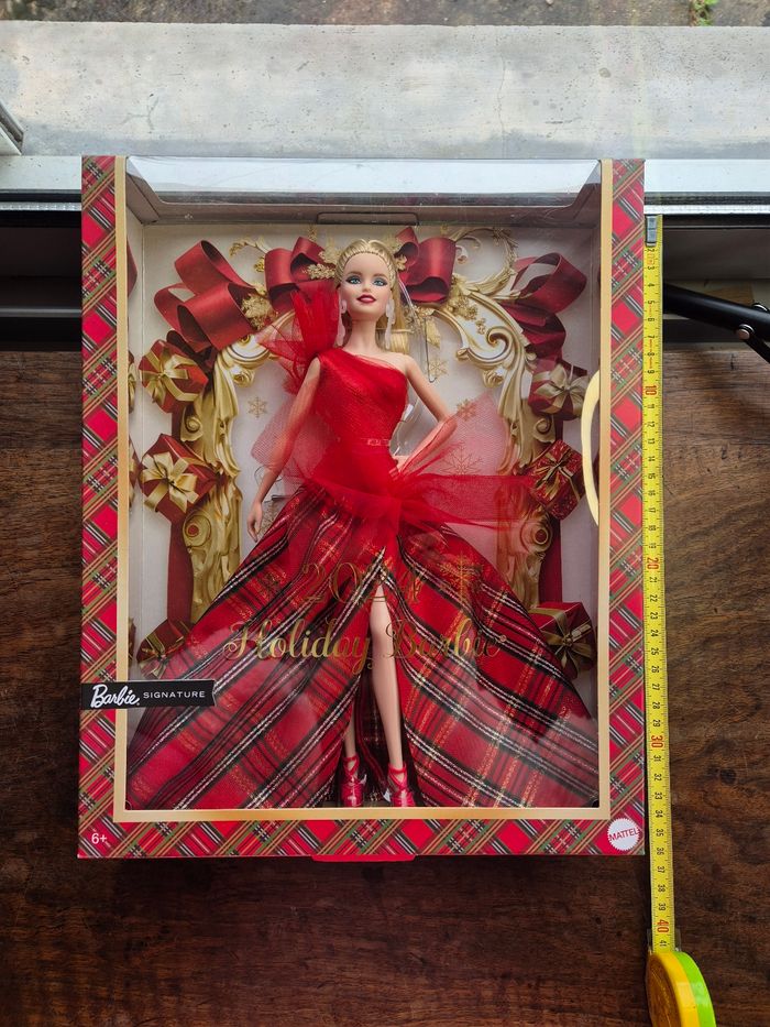 Poupée Barbie signature Joyeux Noël Blonde : Holiday Barbie 2024 - photo numéro 2