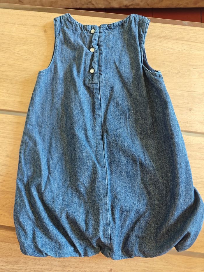 Robe en jean + gilet 24 mois bébé fille parfait état - photo numéro 8