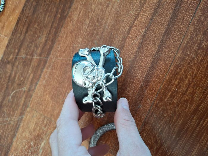 lot de 2 bracelets fantaisies, noirs, 1 avec tête de mort; le tout en parfait état - photo numéro 2