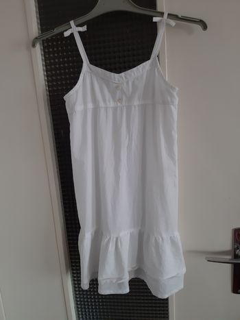 Robe blanche à bretelles 