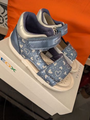 Sandales d'été fille. Semelle intérieure en cuir. Taille 26. Neuf. Geox 