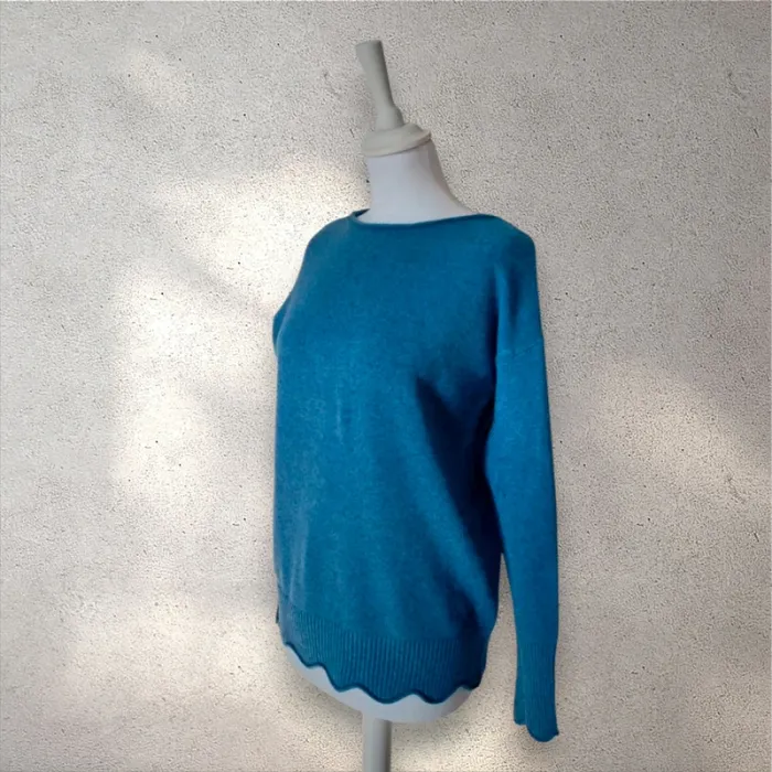 Pull doux bleu bordure ondulées taille S-M - photo numéro 3