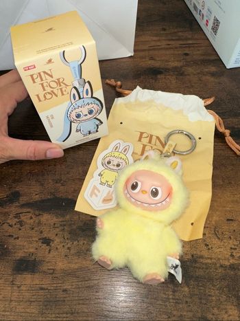 Pin for love lettre F The monsters labubu Popmart authentique