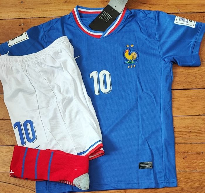 MBAPPE fRANCE kit football complet taille 12 ans + patchs - photo numéro 2