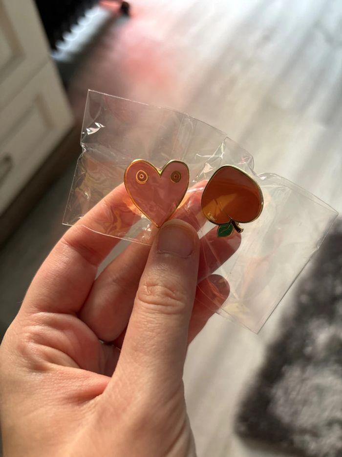 Pin’s cœur et pêche