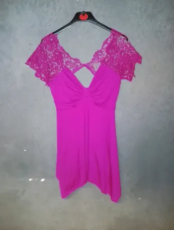 Tunique rose en dentelle