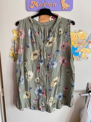 Blouse sans manches verte à motifs, taille 40.