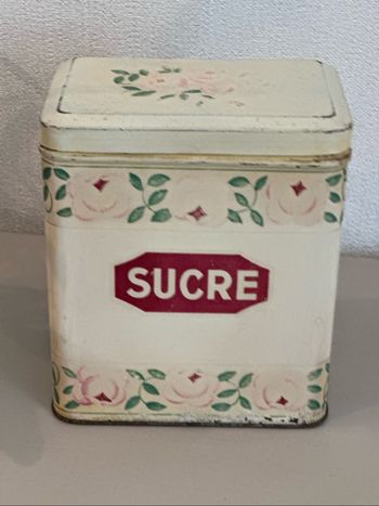 Magnifique boîte métallique Menier vintage inscription Sucre