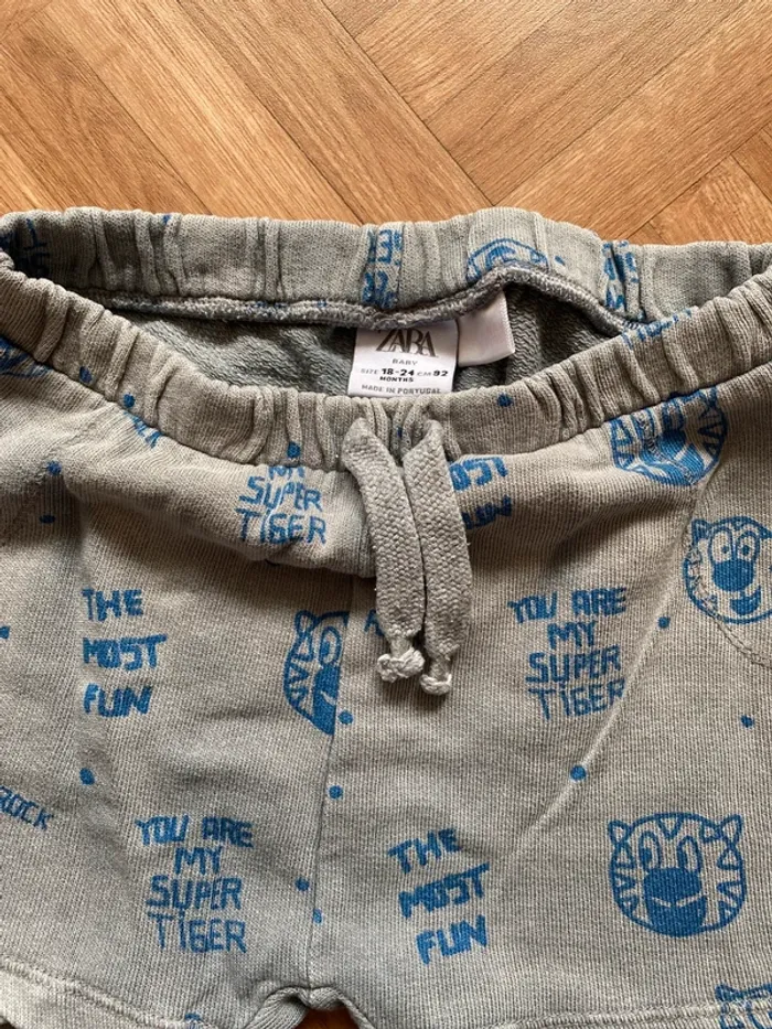 Short gris avec motifs bleu taille 18/24 mois Zara - photo numéro 2