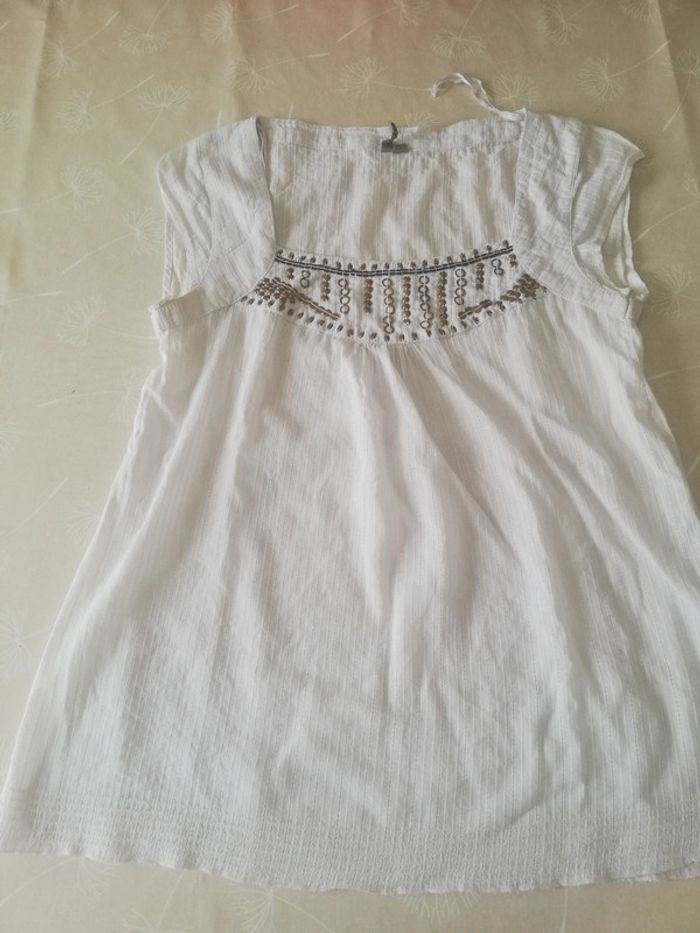 Haut blanc avec beabs sur décolleté taille 36