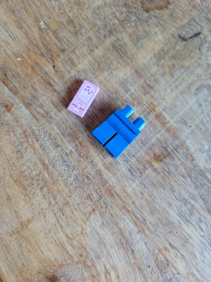 Lot lego pieds personnage et brique lecteur de musique