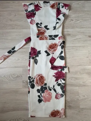 Robe chic moulante / fourreau fleurie