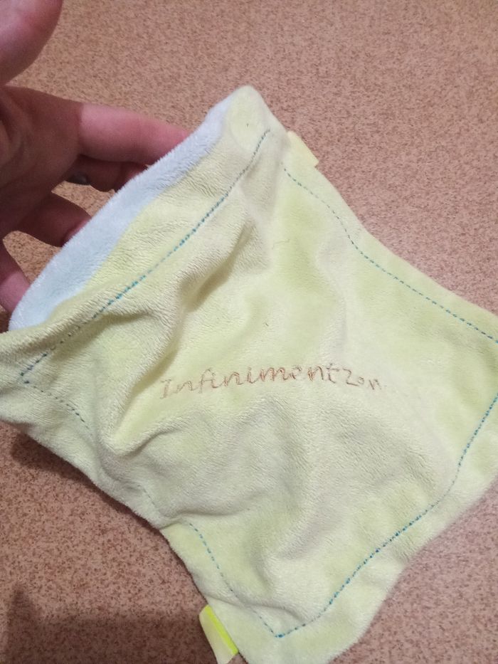 Doudou mouchoir carré bleu ciel, vert anis tête ours, chien, broderies pattes, infiniment zen, marque u tout petit - photo numéro 4