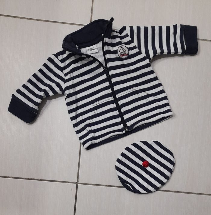 Veste et béret matelot 6 mois
Très bon état