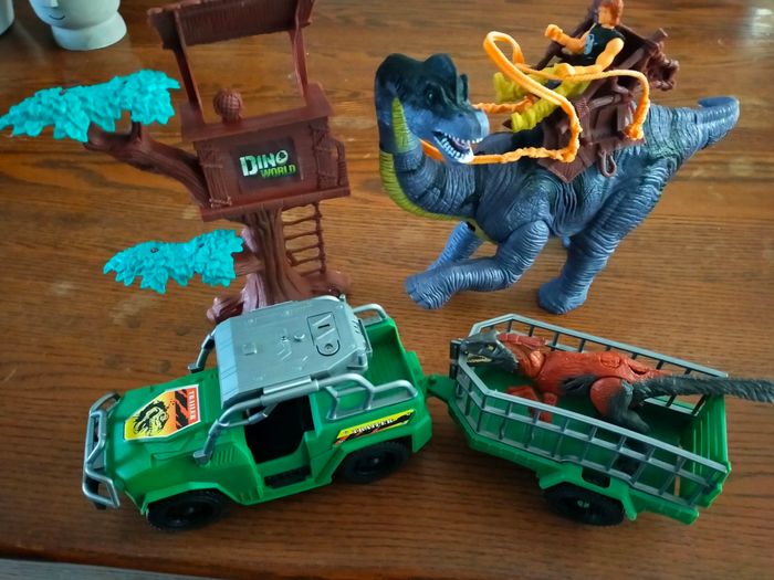 Dinosaure et véhicule