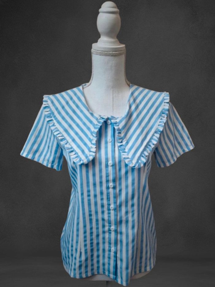 Blouse à rayures.