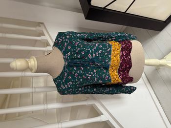 Blouse manches longues Bershka bleue jaune et bordeaux à motifs fleuris