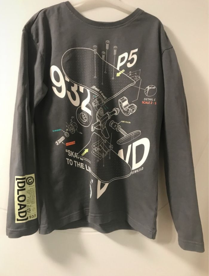 garçon 10 ans t-shirt ML gris peu porté marque c&a Motif skateboard et flocage jaune à la manche