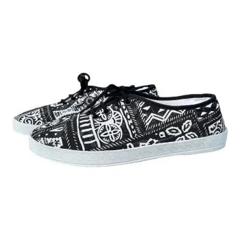 Chaussures Femme en toile noires et blanches à lacets Taille 36 Neuf