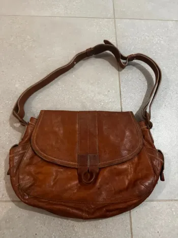 Sac à bandoulière marron en cuir Radley ,bon état mais il y a des traces à l'intérieur 32x18cm