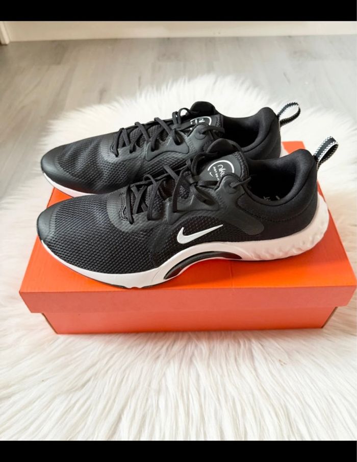 Baskets Nike Renew In-Season TR 11 – Taille 44,5 – noir/blanc – Neuf avec étiquette