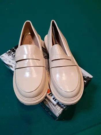 Mocassins Lov'it en cuir beige verni.
