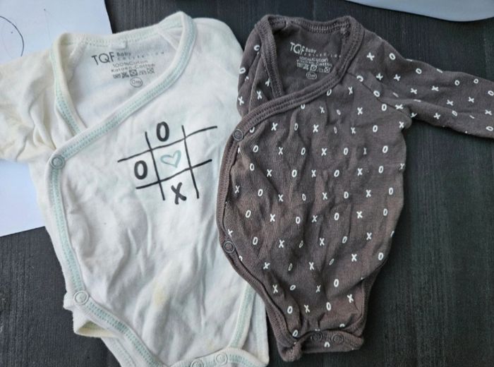 Deux bodys taille naissance - photo numéro 2