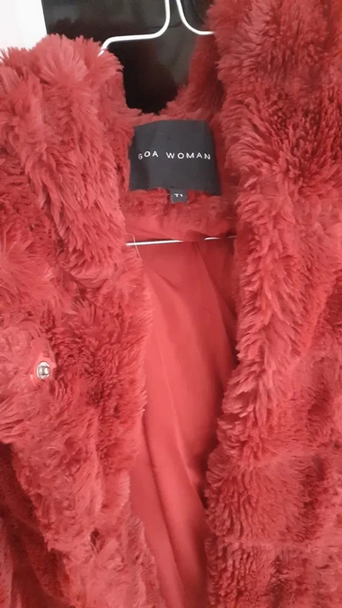 Manteau en fourrure rouge - photo numéro 3