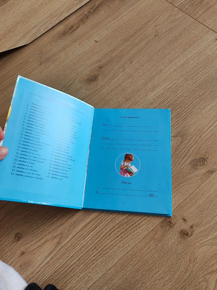 Je commence à lire - Martine garde son petit frère, fait du théâtre, apprends à nager - photo numéro 5