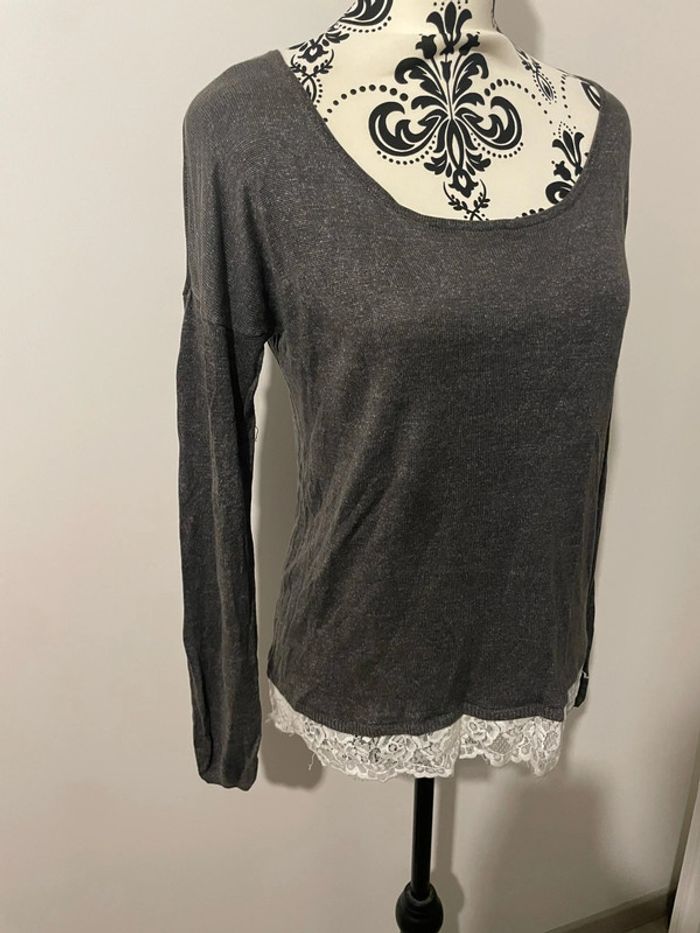 Pull gris à manches longues col rond dentelle blanc en bas neuf only taille L - photo numéro 3