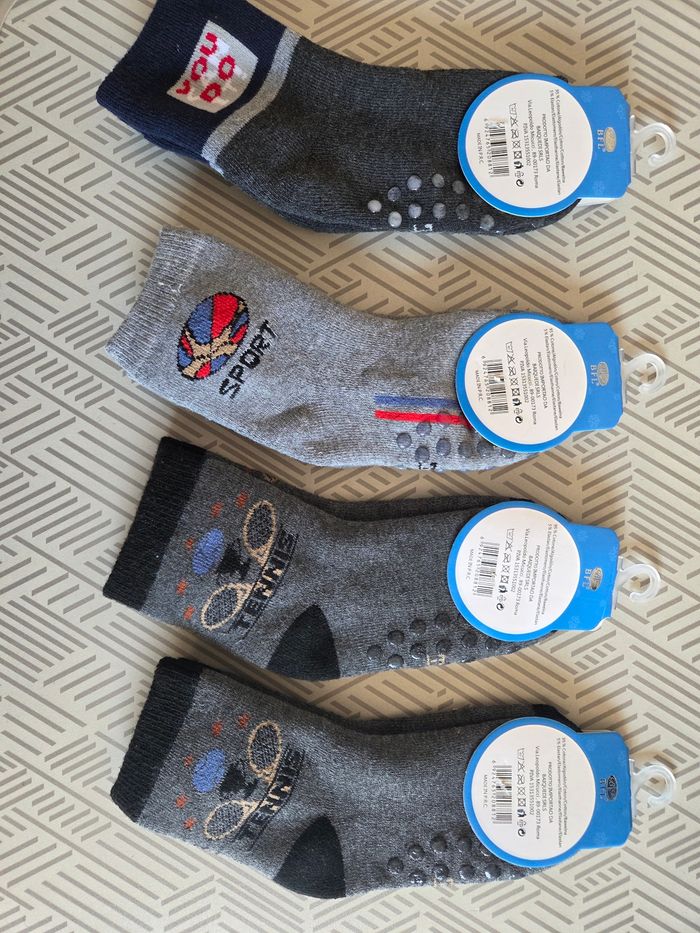 Lot 4 paires de chaussettes neuves antidérapante 21/24 - photo numéro 2