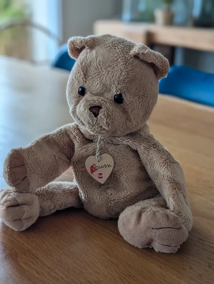 Peluche ours TRUDI Bussi marron médaillon coeur en bois 30 cm - photo numéro 2