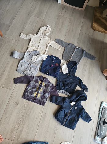 Lot de gilet 9 et 12 mois