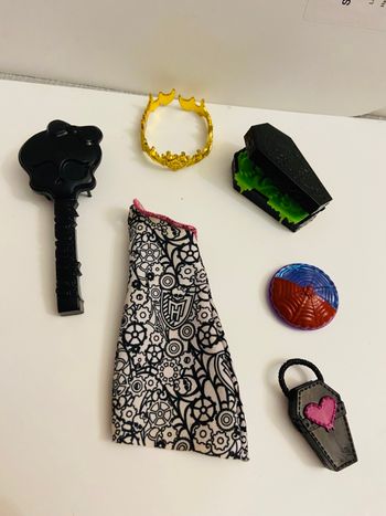Lot vêtements accessoires poupée Barbie monster high 