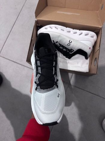 Paire de chaussures baskets ON Cloudtilt taille 44