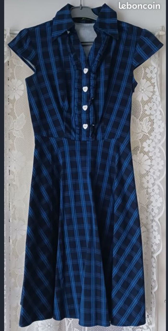 Robe bleue à carreaux, boutons blancs en forme de coeur