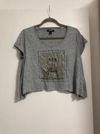 Superbe beau t-shirt Jennyfer neuf sans étiquette taille 36
