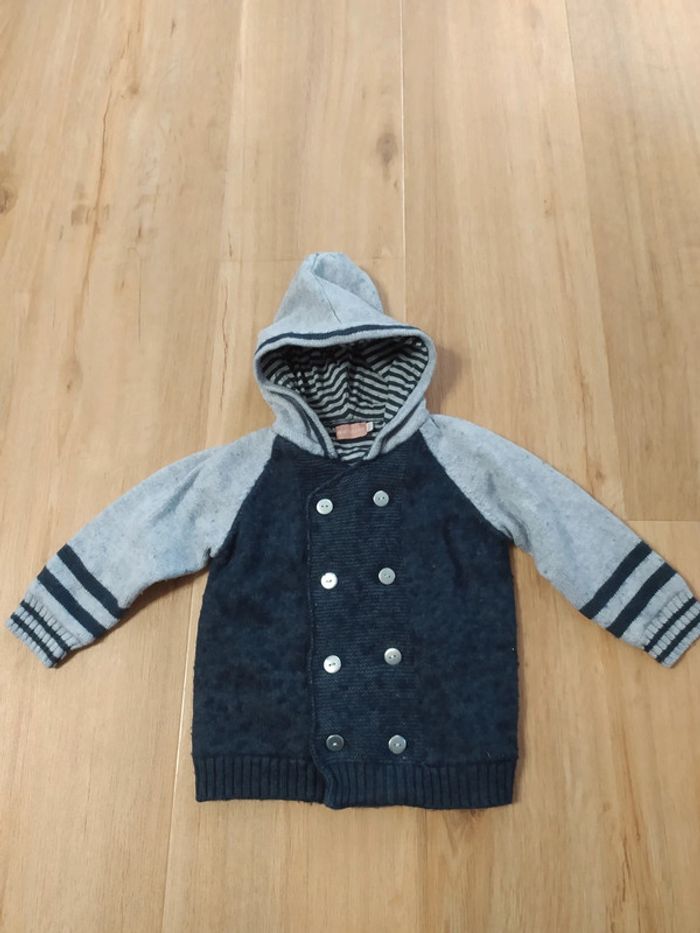 Sweat capuche boutons natalys 18 mois très chaud