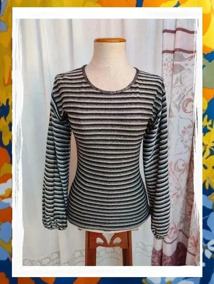 Jersey de señora en tejido de punto. Muy bonito, con rayas horizontales - photo numéro 2
