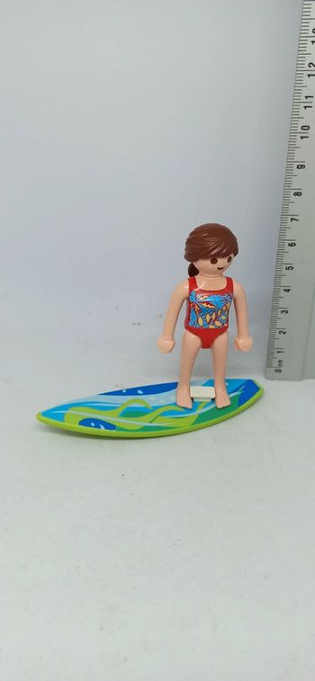 Femme surfeuse avec planche de surf