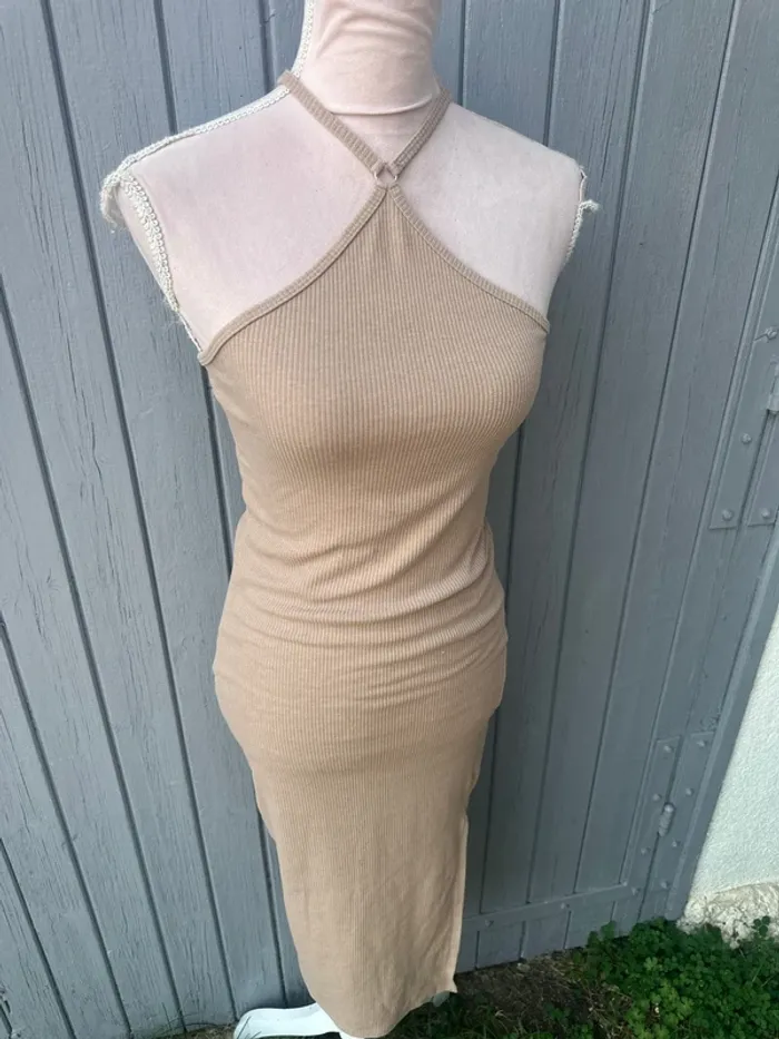 Robe d’été beige fines bretelles moulante longue - photo numéro 2