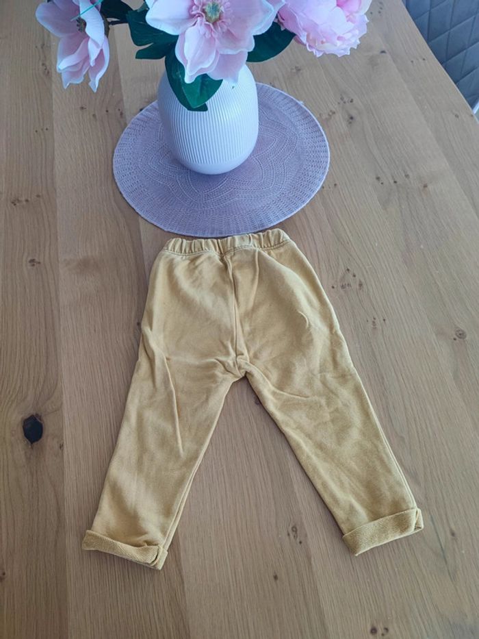 Pantalon jogging jaune moutarde Kiabi taille 24 mois - photo numéro 4