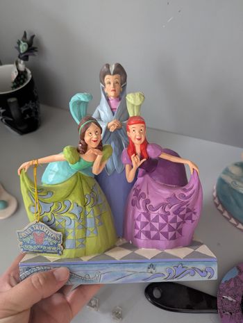 Lady tremaine et ses deux filles
