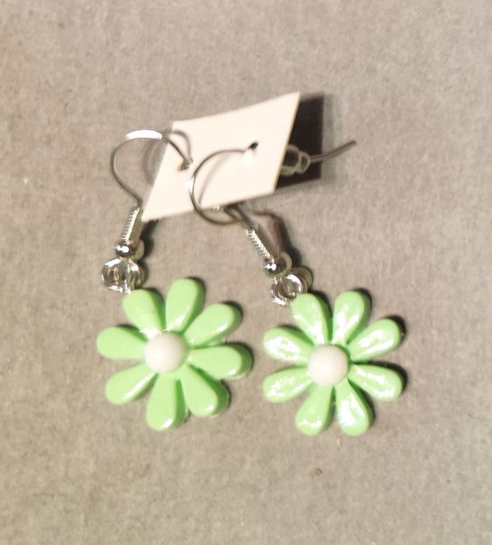 Mignonnes petites fleurs vertes plastique en boucles d'oreilles