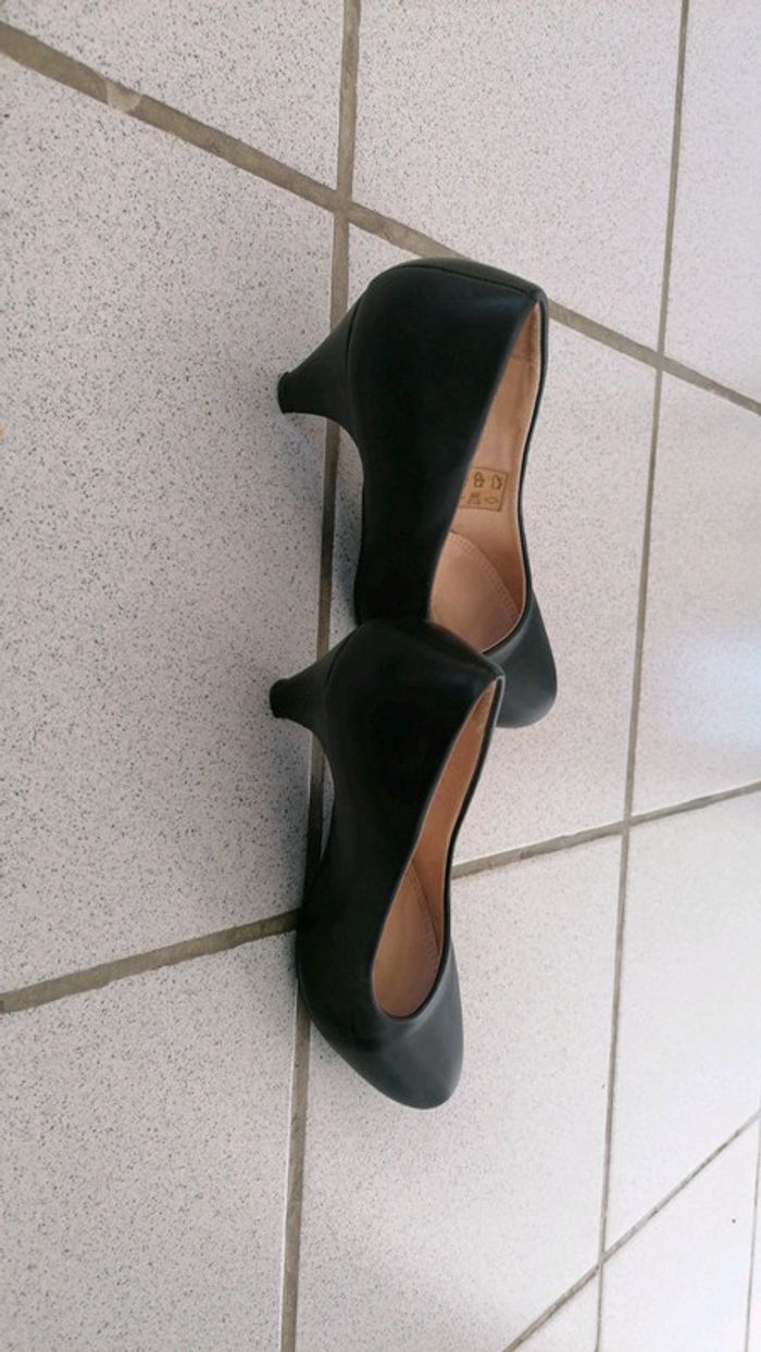 Petite paire de talon noir - photo numéro 2